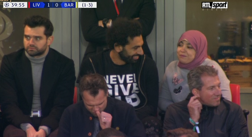 فيديو وصور| محمد صلاح وزوجته يشاهدان مباراة ليفربول وبرشلونة من المدرجات وهذا ما قاله لها