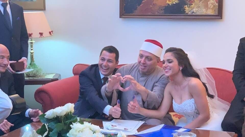 مبارك يرسل باقة ورد لحفل زفاف ابنة علا غانم وقيادي “آسف ياريس” (صور وفيديو)