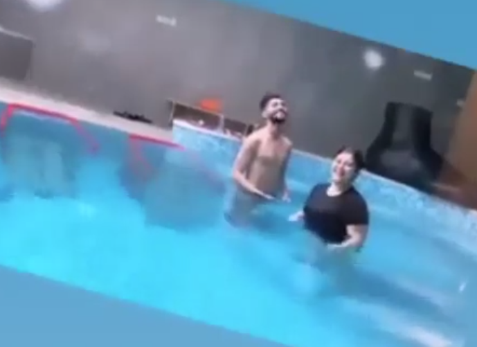 بالفيديو| فرجاني ساسي مع طبيبته في حمام السباحة خلال جلسة علاج.. ومتابعون: “كده كتير”