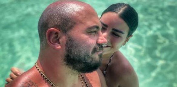 زوجة محمود العسيلي تنشر صور  خاصة فى حمام السباحة بشهر العسل معلقه: «مش عارفة ماله»