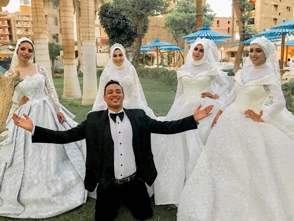 صور| نفسها تشوفني عريس.. “عمر” يحقق حلم والدته بحفل زفاف من 4 فتيات… تعرف علي قصته