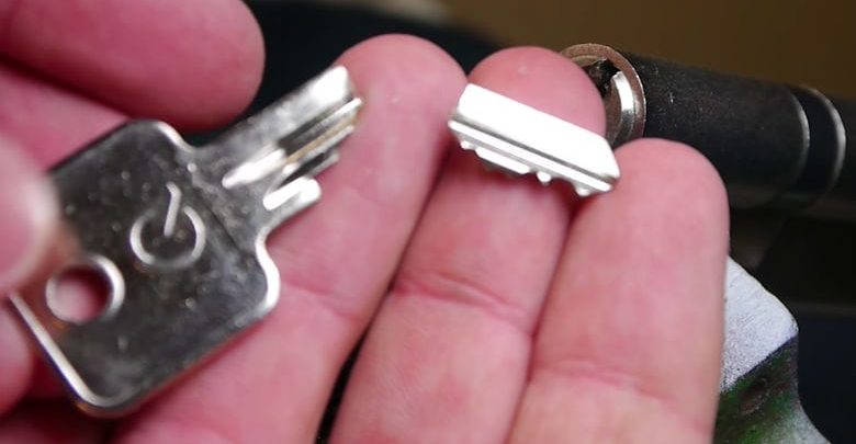 طريقة مذهلة لازالة مفتاح مكسور من قفل دون الحاجة إلى صانع الأقفال